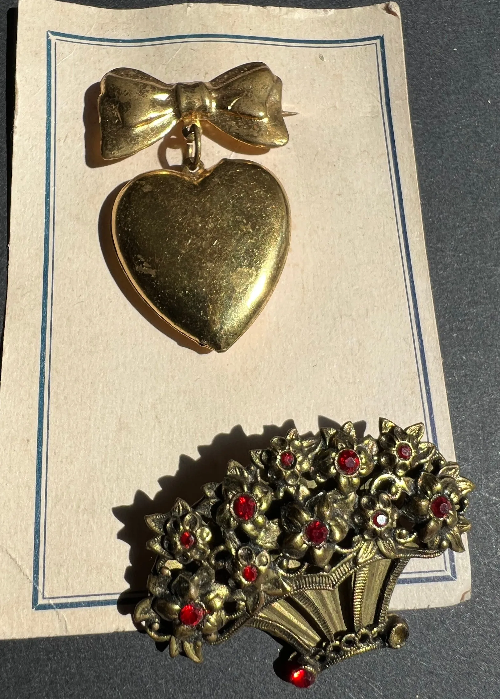 4 Vintage Brooches.