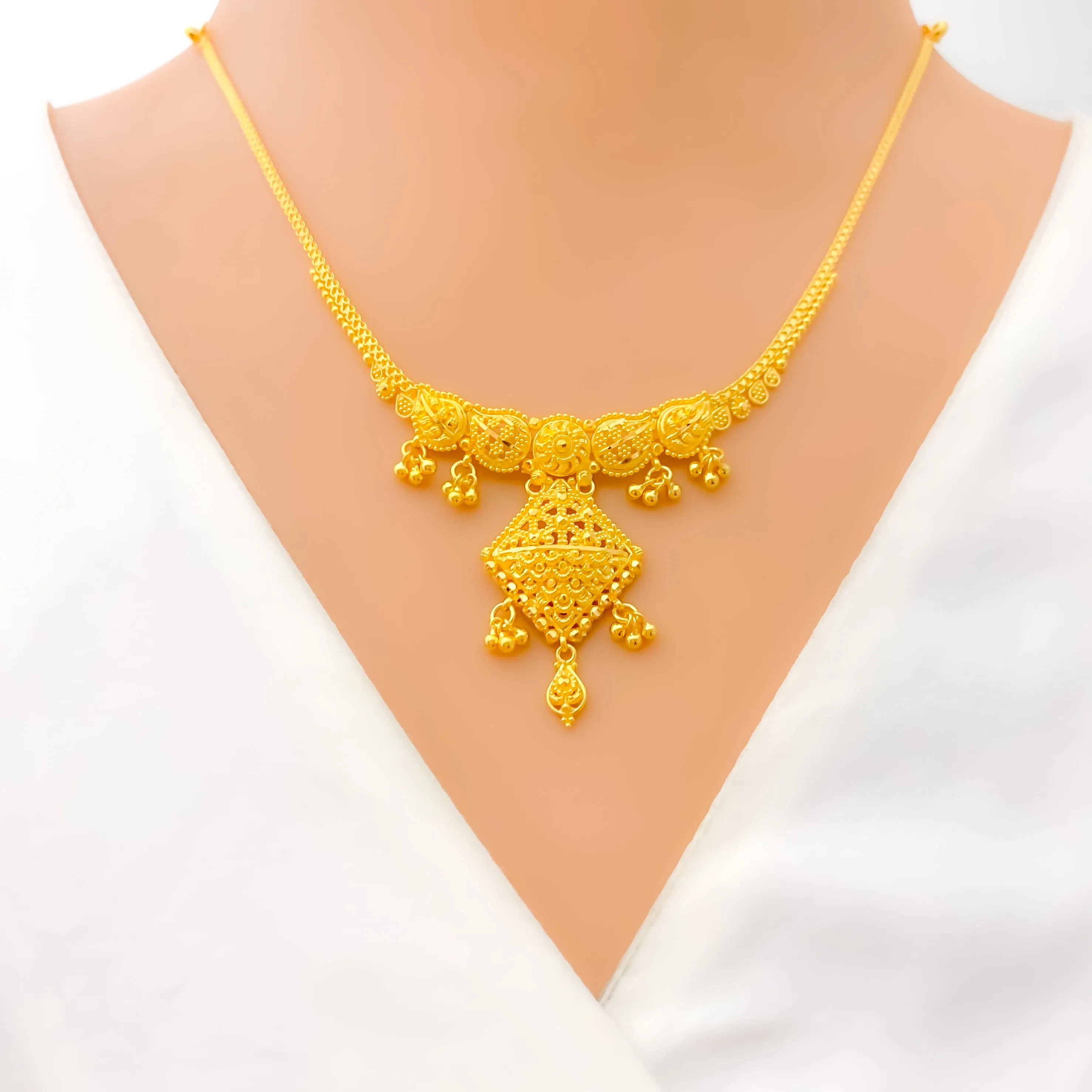 Artistic Leaf Adorned 22k Gold Necklace Set