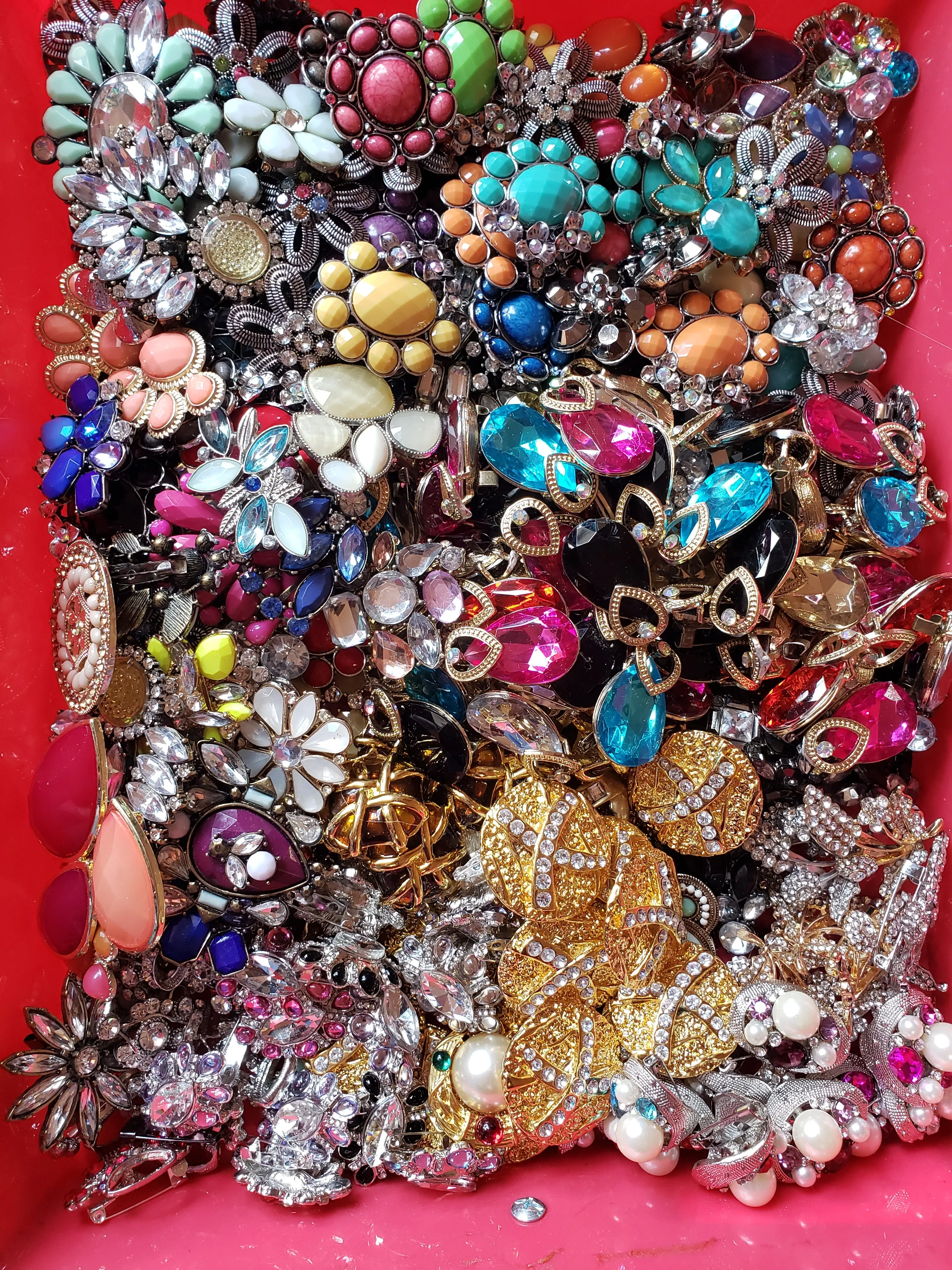 Brooches, Brooches, and more Brooches 12 pieces Assorted styles and sizes