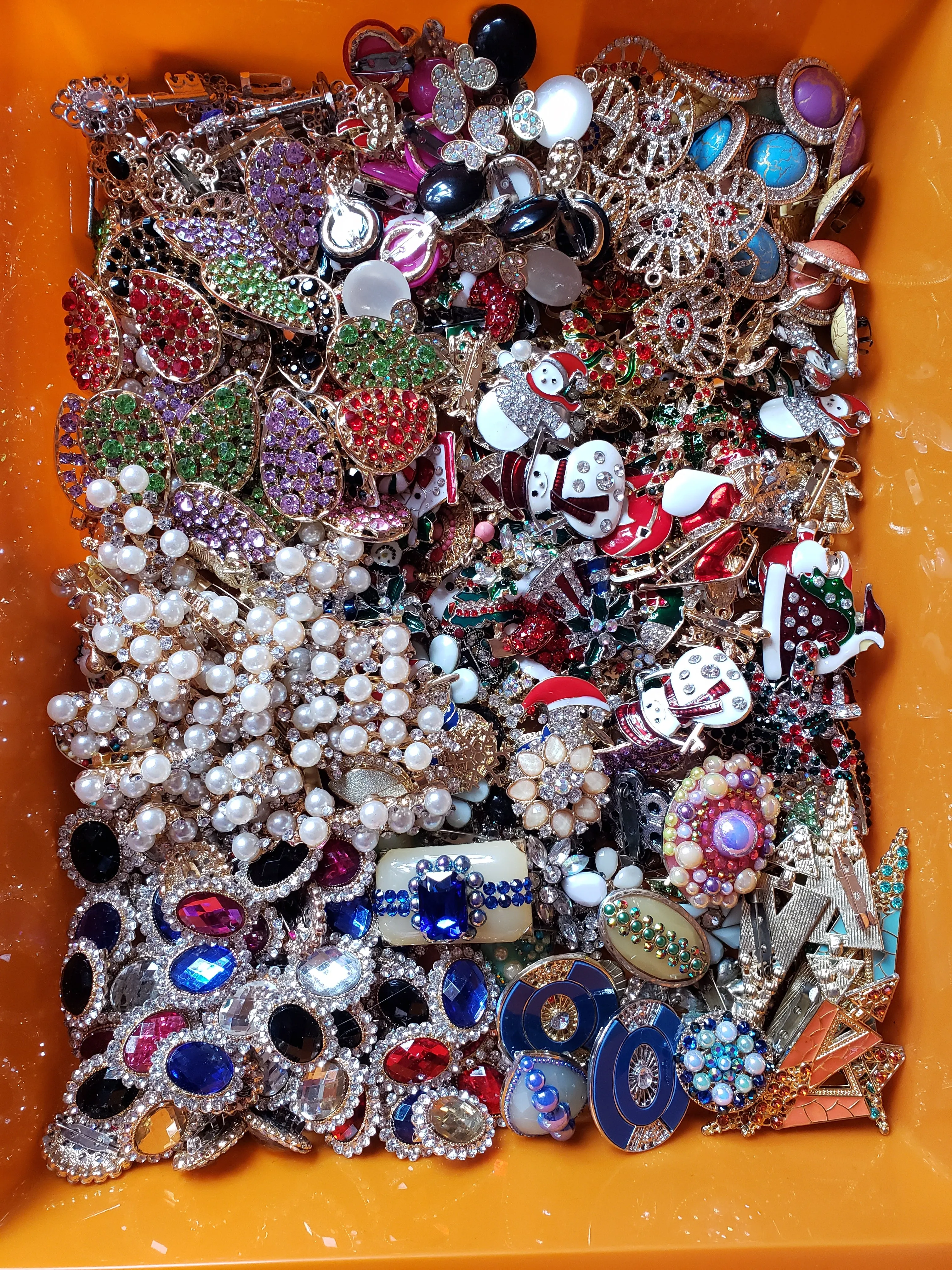 Brooches, Brooches, and more Brooches 12 pieces Assorted styles and sizes