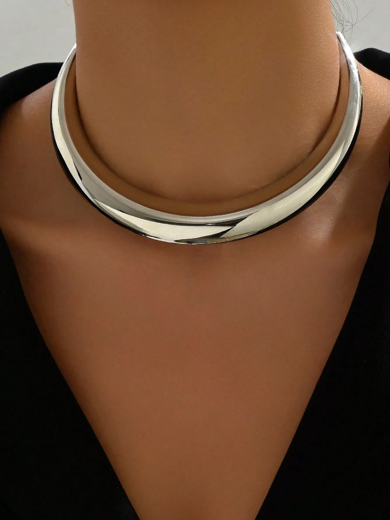 Silver-toned Glossy Choker Necklace Simple Metallic Chain Statement Necklace