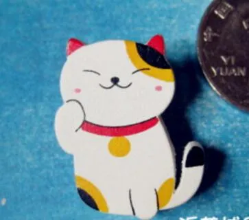 Timlee X135 Cartoon Cute Fortune Cat Kitty Wood Brooch Pins Safety Pins Jeans Bag Decoration Brooches Gift Wholesale